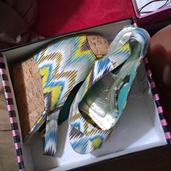 Shoes - Picture 9 of 9